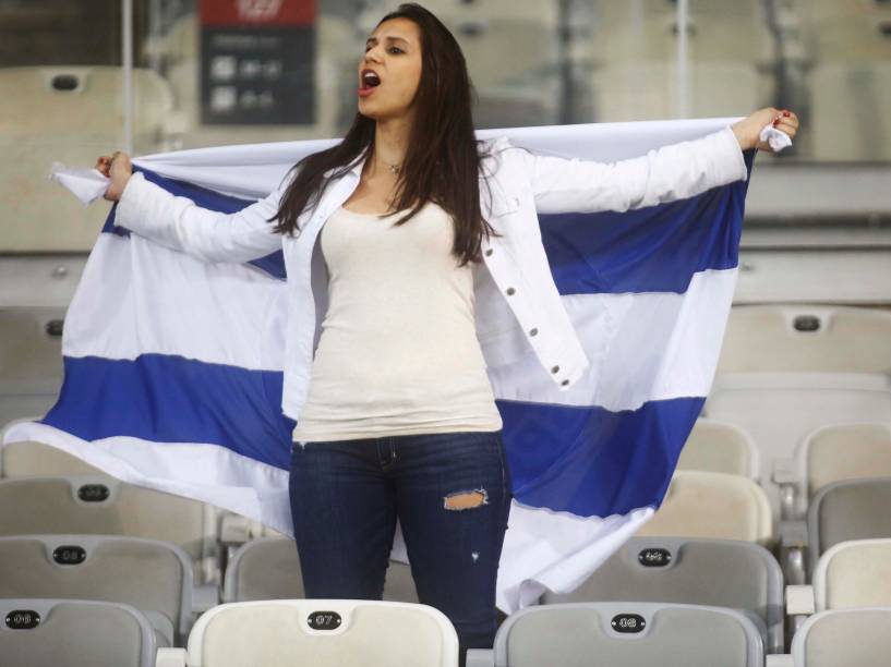 Torcedora do Cruzeiro lamenta a derrota na final da Copa do Brasil, no Estádio Mineirão em Belo Horizonte