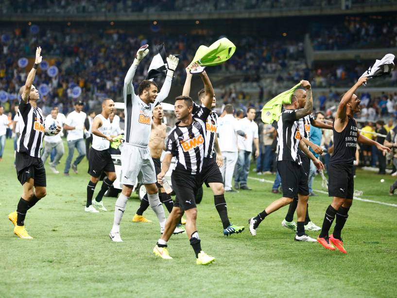 Jogadores do Atlético-MG comemoram o título da Copa do Brasil, no Mineirão