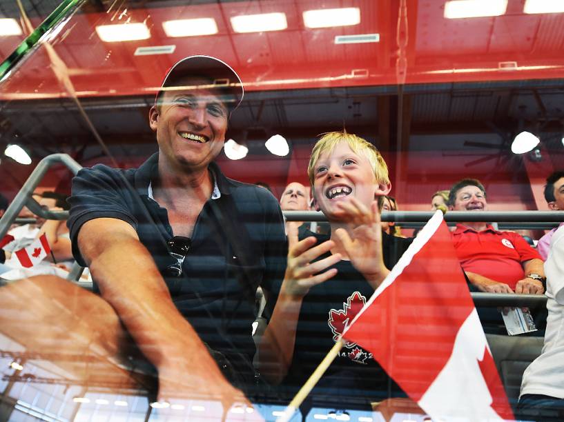 Torcida acompanha a disputa por medalhas no polo aquático durante os Jogos Pan-Americanos de Toronto, no Canadá