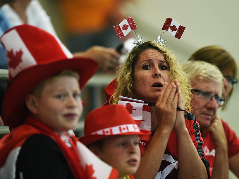 Torcida acompanha a disputa por medalhas no polo aquático durante os Jogos Pan-Americanos de Toronto, no Canadá