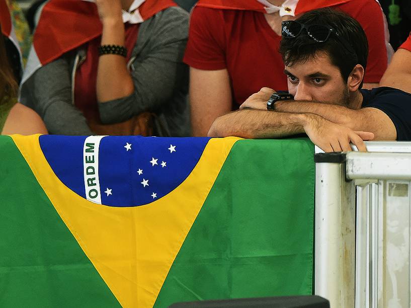 Torcida acompanha a disputa por medalhas no polo aquático durante os Jogos Pan-Americanos de Toronto, no Canadá