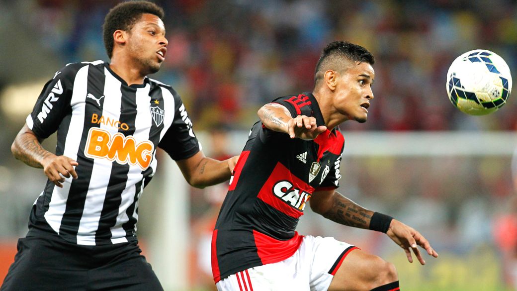 Lance do último encontro entre Flamengo e Atlético-MG no Maracanã, pelo Campeonato Brasileiro, em agosto (os cariocas venceram por 2 a 1)