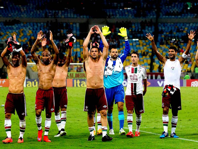 Fred comemora vitória do Fluminense com a torcida após partida entre Flamengo X Fluminense, neste domingo (31) no estádio do Maracanã no Rio de Janeiro, pela quarta rodada do Campeonato Brasileiro