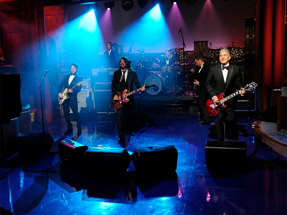 Banda americana Foo Fighters se apresenta no último programa de David Letterman