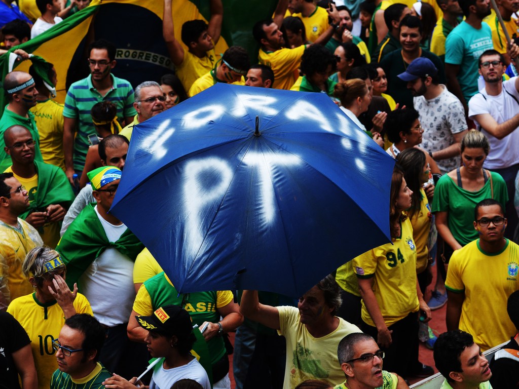 Manifestantes pedem a saída do PT do governo, em São Paulo - 15/03/2015