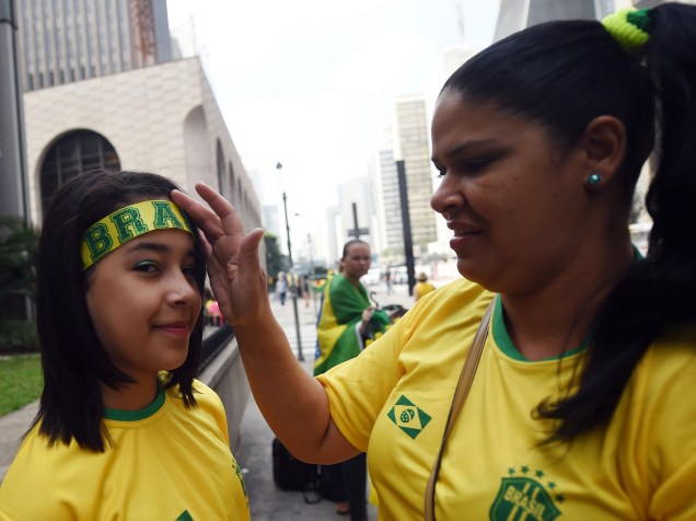 Protesto contra o governo da presidente Dilma Rousseff e contra o partido dos trabalhadores (PT), na Avenida Paulista, São Paulo, neste domingo (12)