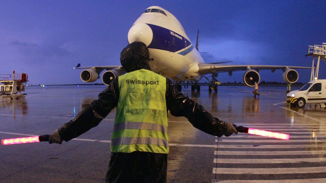 O desembarque dos equipamentos e carros das equipes de Fórmula 1 no Aeroporto de Viracopos, em Campinas, na noite de segunda