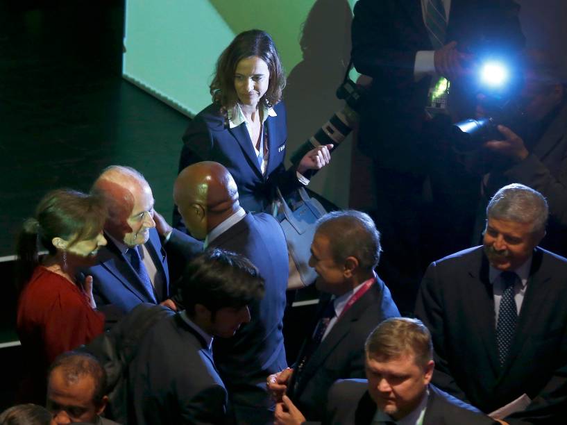 Sepp Blatter, e a namorada, Linda Barras, na abertura do 65º congresso da Fifa, nesta quinta-feira (28), na sede da entidade, em Zurique