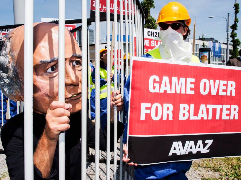 Ativistas protestam contra o presidente da Fifa, Joseph Blatter, em Zurique, na Suíça