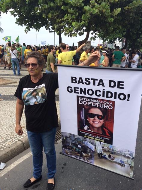 Angela Tenório, médica, protesta contra o governo federal