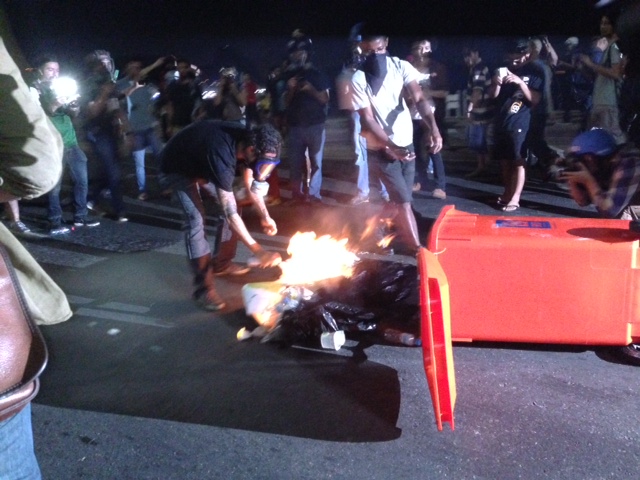 Manifestantes colocam fogo em lixeira em Copacabana