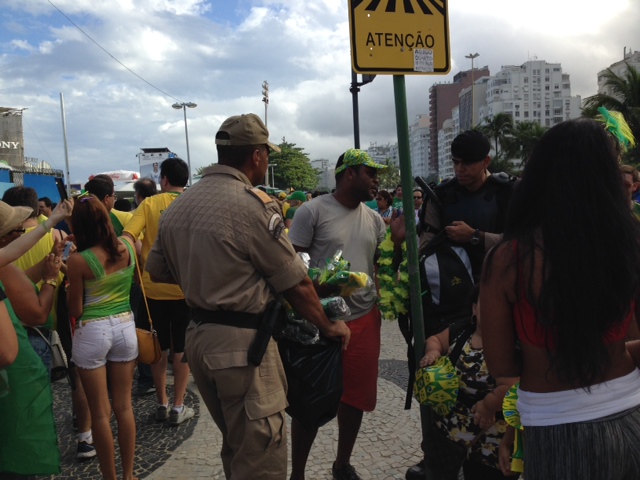 Torcedores são revistados em Copacabana
