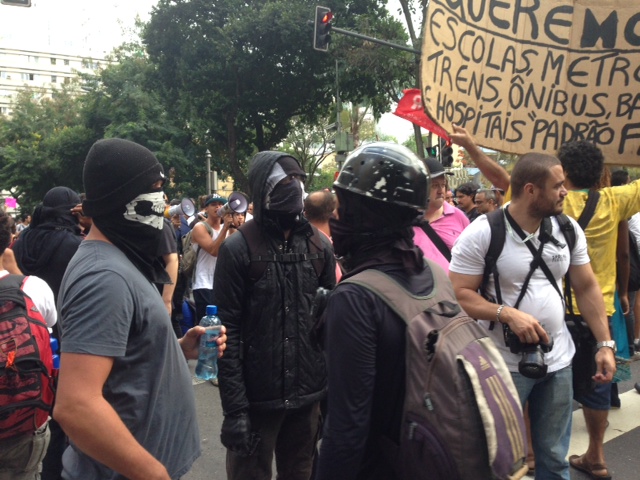 Protesto contra a Copa na Fifa Fan Fest do RioManifestantes colocam fogo em lixeira em Copacabana