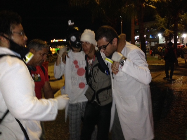 Protesto contra a Copa na Fifa Fan Fest do RioManifestantes colocam fogo em lixeira em Copacabana