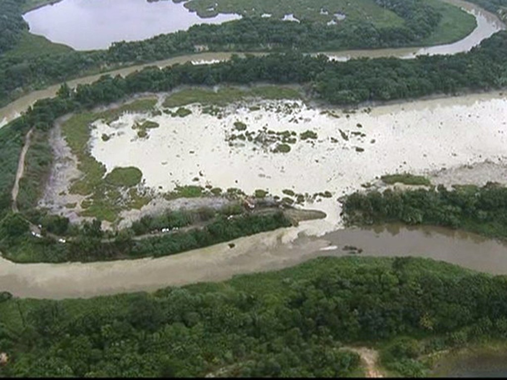 Resíduos da barragem espalhados no rio Paraíba do Sul