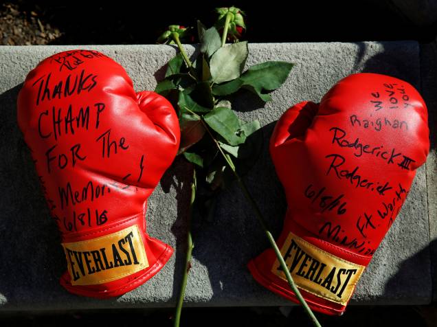 Luvas de boxe com mensagens são deixadas em um memorial improvisado para Muhammad Ali, em Louisville, no estado americano do Kentucky - 08/06/2016