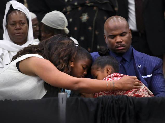 A filha de Muhammad Ali, Laila (à esq), conforta seus familiares durante cerimônia islâmica em Louisville - 09/06/2016
