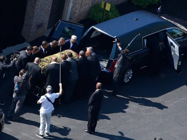 Caixão de Muhammad Ali é conduzido ao carro funerário antes do início do cortejo em Louisville, estado americano do Kentucky - 10/06/2016