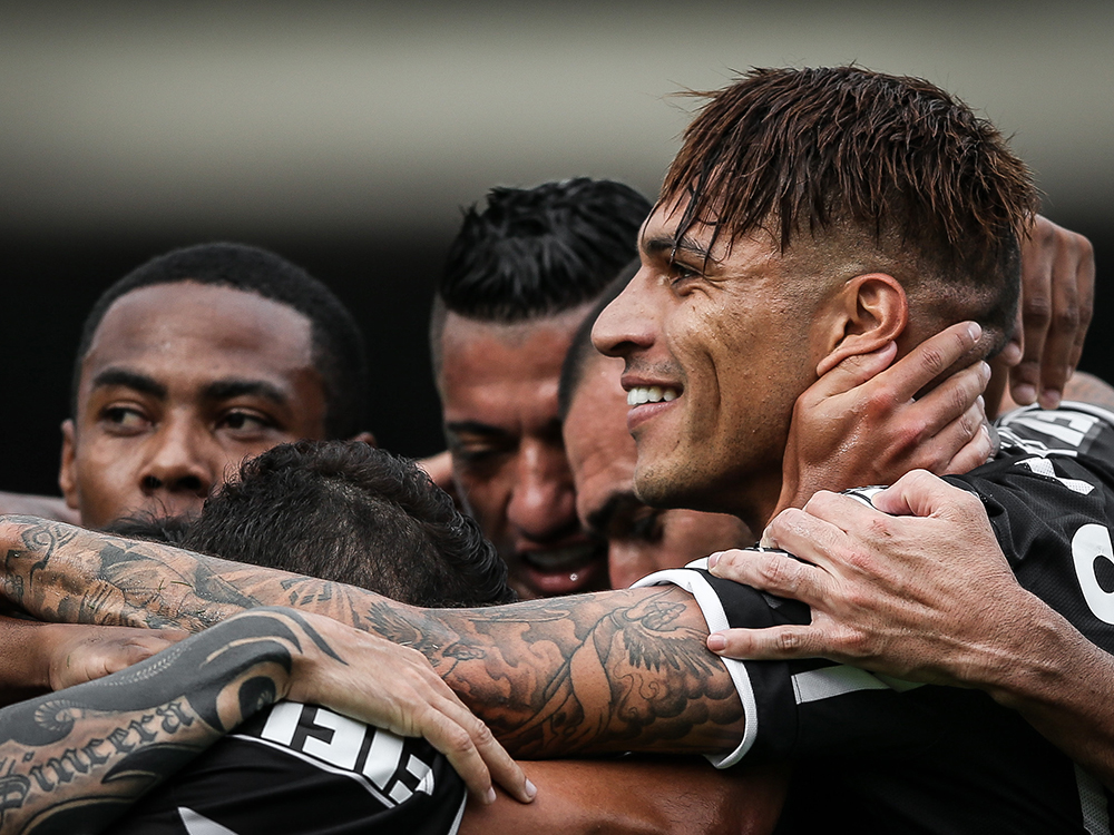 Jogadores comemoram gol de Danilo que deu vitória ao Corinthians sobre o São Paulo neste domingo, no Estádio do Morumbi, pela 8ª rodada do Campeonato Paulista