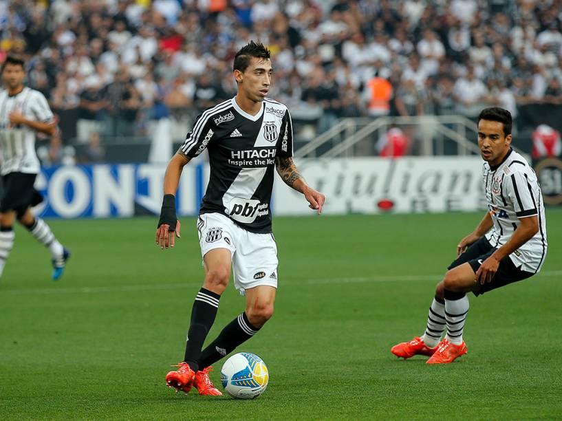 Os jogadores Rildo da Ponte Preta e Jadson do Corinthians durante partida em São Paulo