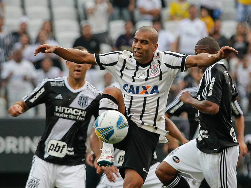 O jogador Emerson do Corinthians em lance durante a partida entre Corinthians e Ponte Preta