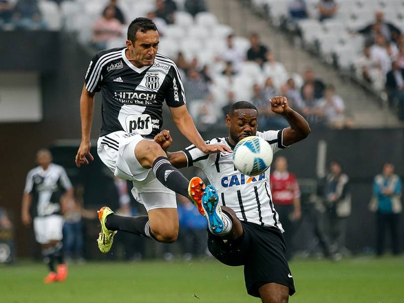 Os jogadores Tiago Alves e Vagner Love em lance durante a partida entre Corinthians e Ponte Preta