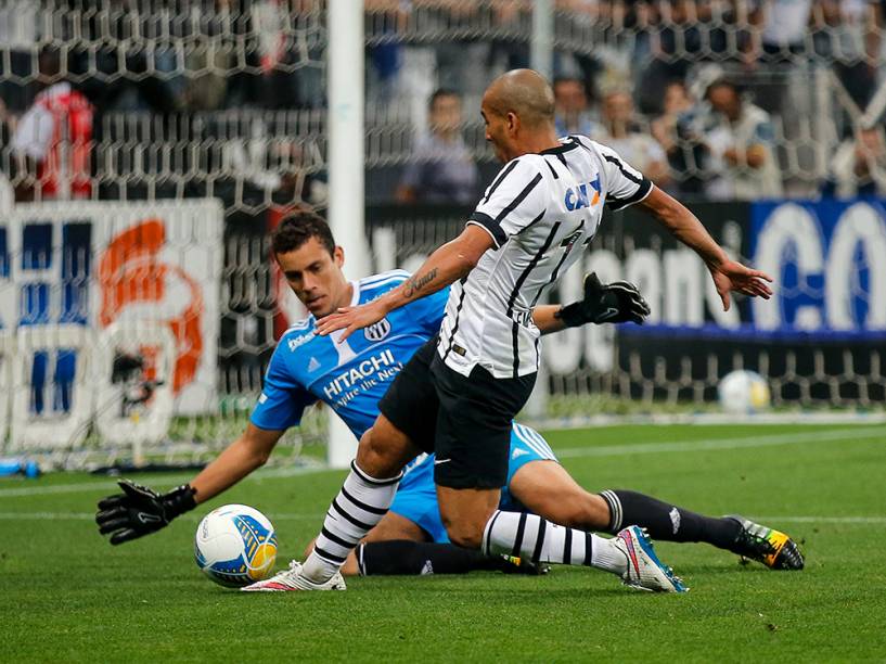 Os jogadores Matheus e Emerson durante a partida entre Corinthians e Ponte Preta