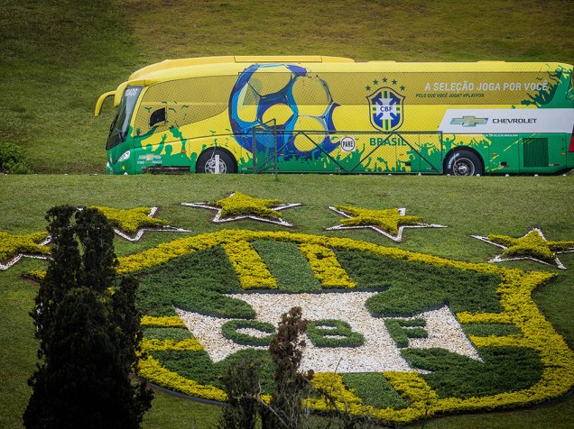 Ônibus com os jogadores da seleção brasileira na chegada a Granja Comary