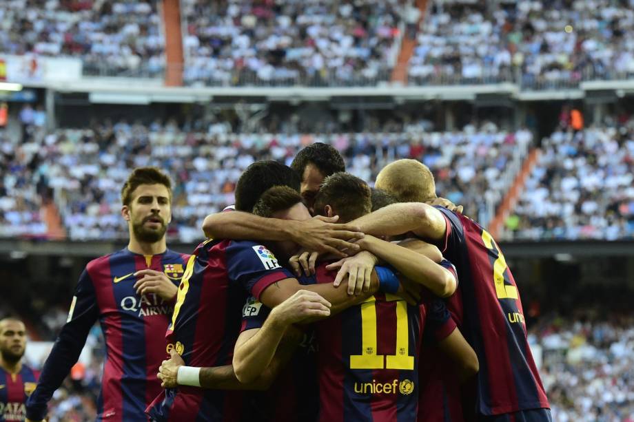 Jogadores do Barcelona comemoram gol durante partida contra o Real Madrid