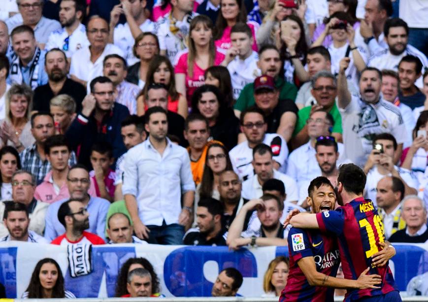 Messi e Neymar, do Barcelona, comemoram gol marcado contra o Real Madrid, durante partida na Espanha
