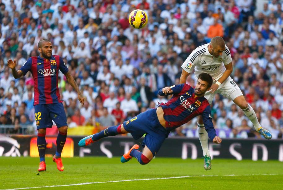 Lance da partida entre o Barcelona e o Real Madrid, no estádio de Santiago, na Espanha