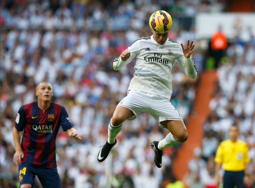 Lance da partida entre o Barcelona e o Real Madrid, no estádio de Santiago, na Espanha