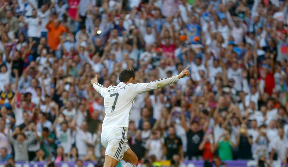 Cristiano Ronaldo comemora gol pelo Real Madrid durante partida contra o Barcelona, no estádio Santigo, na Espanha