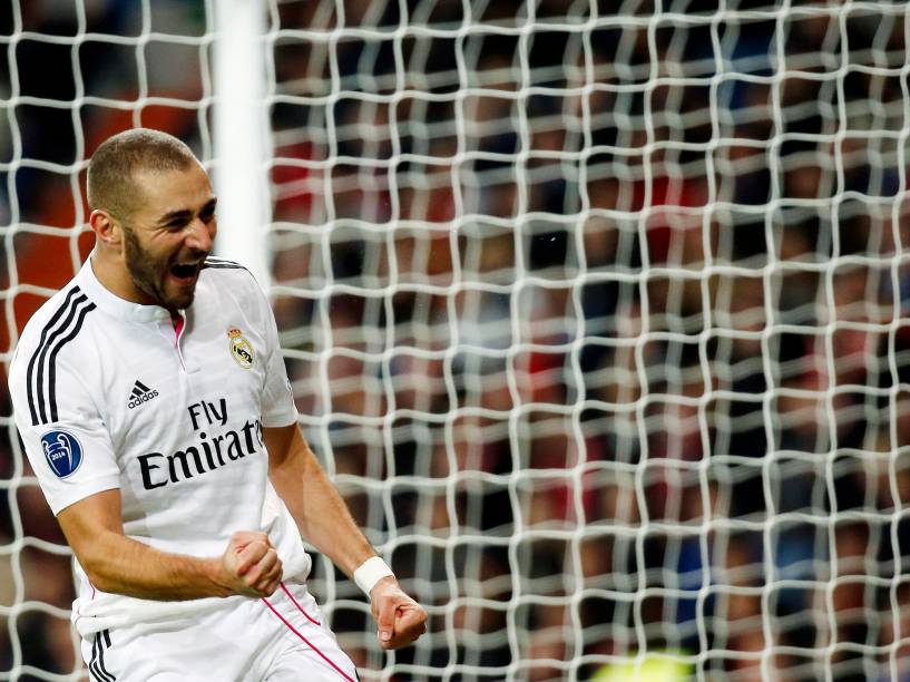 Karim Benzema, do Real Madrid, comemora gol contra o Liverpool durante partida válida pela Liga dos Campeões, no estádio Santiago Bernabeu, em Madrid