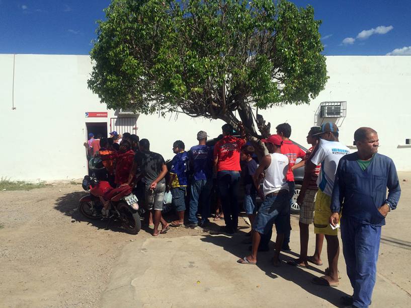 Torcedores fazem fila para comprar o ingresso, em Pernambuco