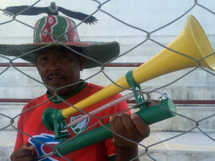 Torcedor do Salgueiro usando um chapéu enfeitado com um Carcará