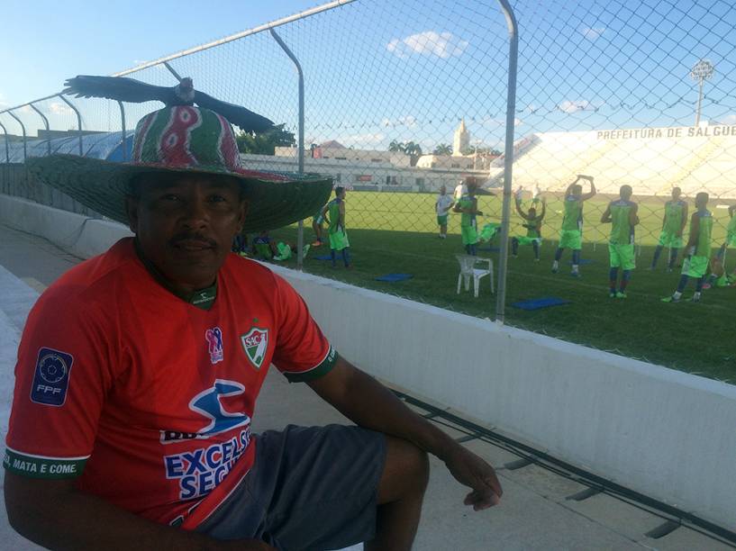 Torcedor do Salgueiro usando um chapéu enfeitado com um Carcará