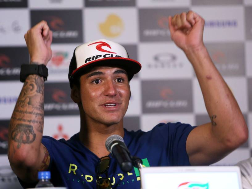 Gabriel Medina, de 21 anos, primeiro brasileiro campeão mundial de surfe, concede entrevista coletiva no Hotel Pullman, em Guarulhos, na Grande São Paulo, nesta terça- feira (23)