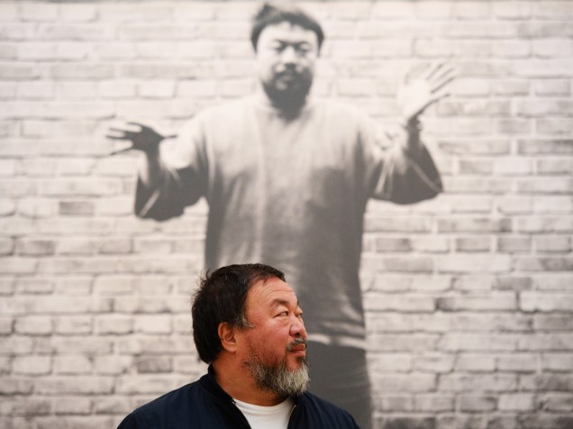 O artista chinês Ai Weiwei posa para os fotógrafos durante apresentação de sua exposição para imprensa na Royal Academy of Arts em Londres
