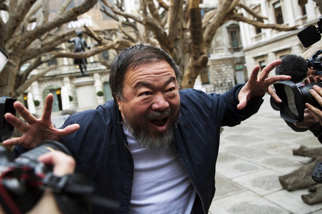 O artista chinês Ai Weiwei posa para os fotógrafos durante apresentação de sua exposição para imprensa na 'Royal Academy of Arts' em Londres