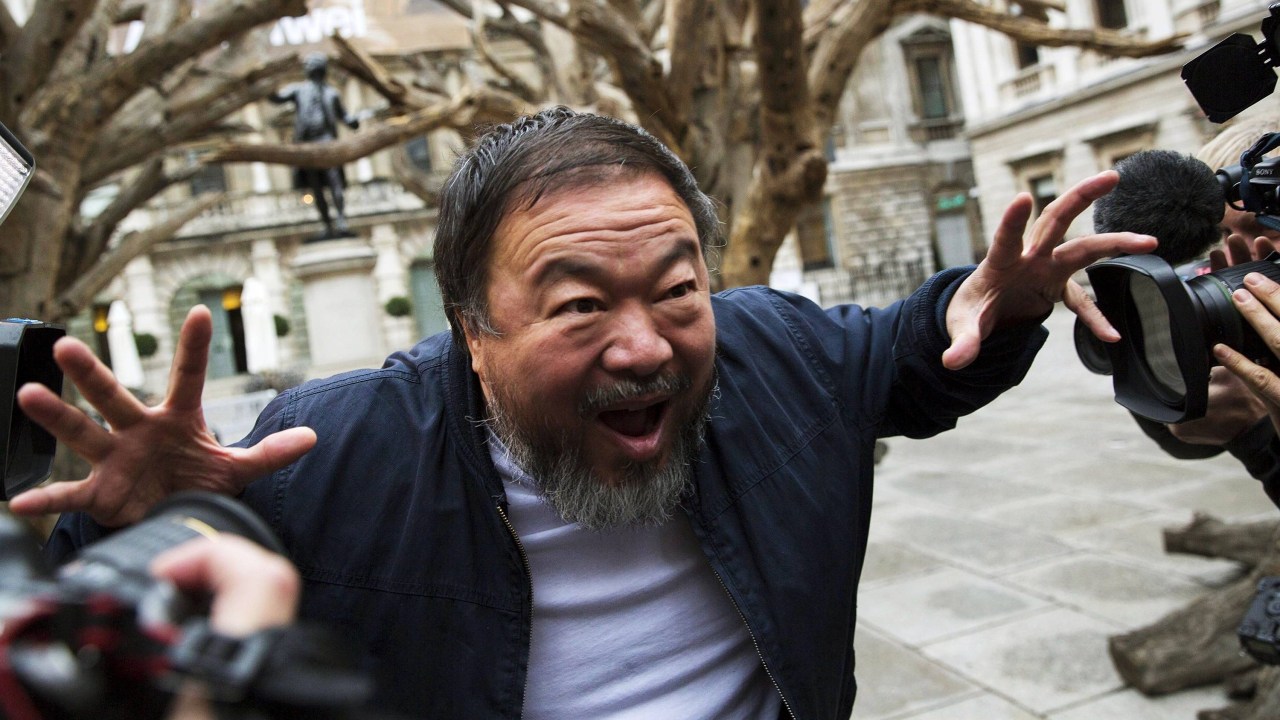 O artista chinês Ai Weiwei posa para os fotógrafos durante apresentação de sua exposição para imprensa na 'Royal Academy of Arts' em Londres