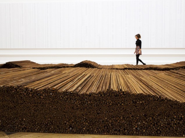 A obra Straight do artista chinês Ai Weiwei em exposição na Royal Academy of Arts em Londres