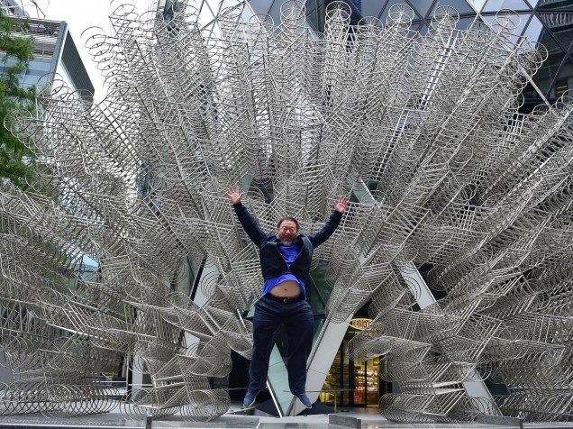 O artista chinês Ai Weiwei posa junto à sua obra Forever em exposição na Royal Academy of Arts em Londres