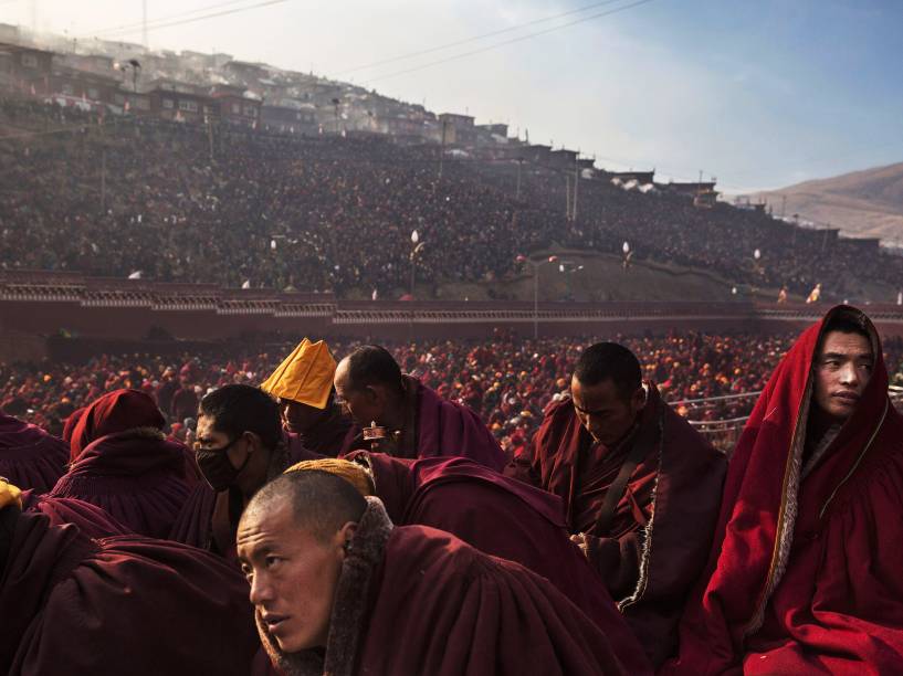 Dezenas de monges oferecem orações durante sessão de cânticos matinais