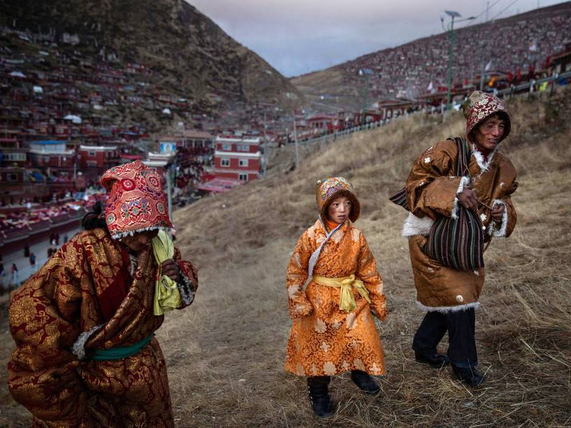 Família budista tibetano nômade é visto durante a Assembleia anual da Bem-Aventurança Dharma no Instituto Larung Gar no condado de Sertar, território na prefeitura autônoma tibetana de Garze, na China