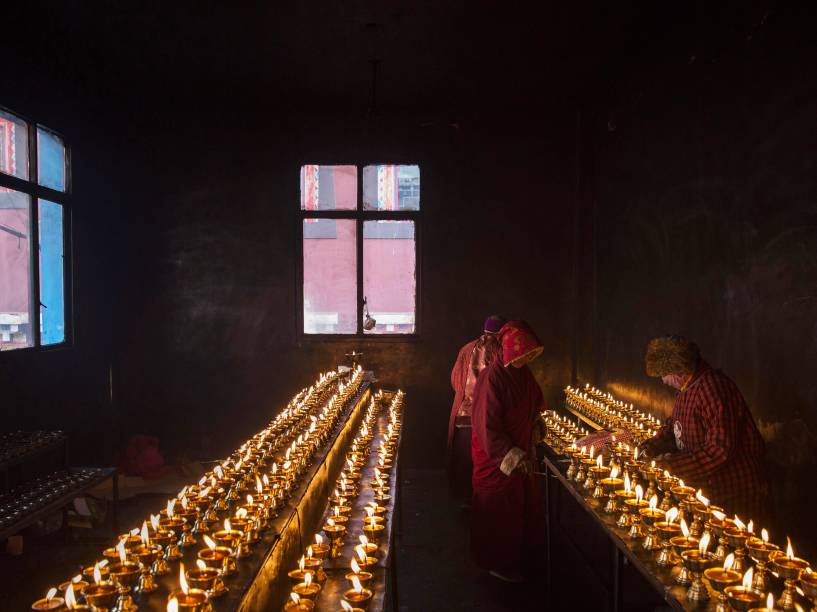 Monjas budistas tibetanas preparam lamparinas