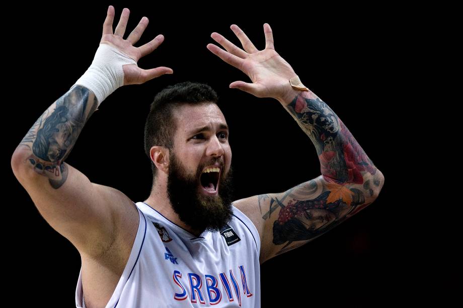 Miroslav Raduljica da Sérvia comemora vitória contra o Brasil nas quartas de final da Copa do Mundo de Basquete em Madri