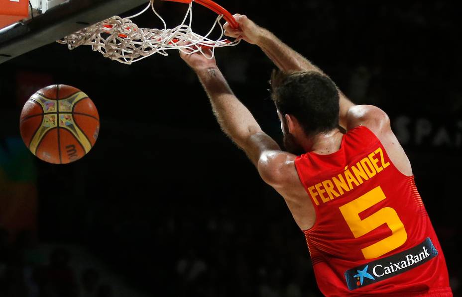 Rudy Fernandez da Espanha dá uma enterrada na partida contra a França pelas quartas de final da Copa do Mundo de Basquete em Madri