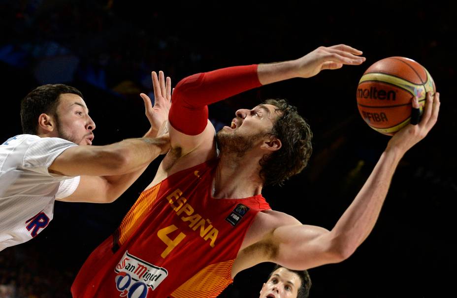 Joffrey Lauvergne, da França (à esq.) disputa jogada com o espanhol Pau Gasol durante as quartas de final da Copa do Mundo de Basquete