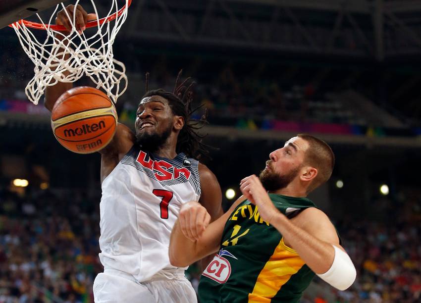 Kenneth Faried (à esq.) dos Estados Unidos enterra a bola passando pela marcação de Jonas Valanciunas da Lituânia durante semifinal da Copa do Mundo de Basquete em Barcelona